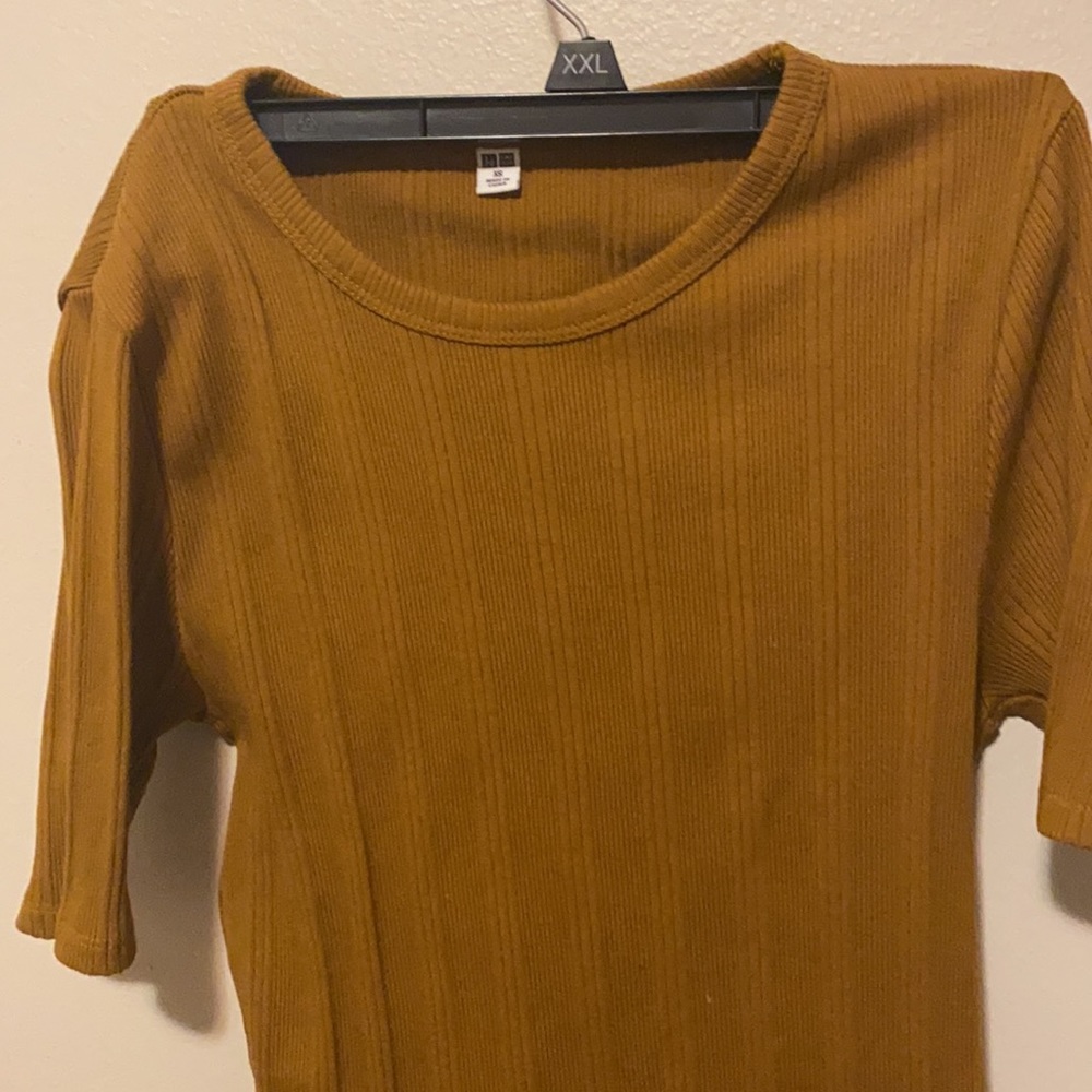 Uniqlo tee - Picture 2 of 2